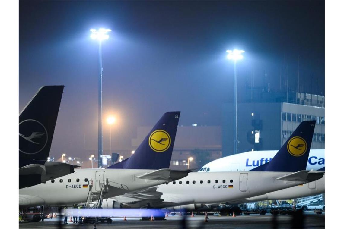 Mehr als 170 Germanwings-Flüge fallen aus Lufthansamaschinen auf dem Gelände des Flughafen Frankfurt. Foto: Silas Stein/dpa