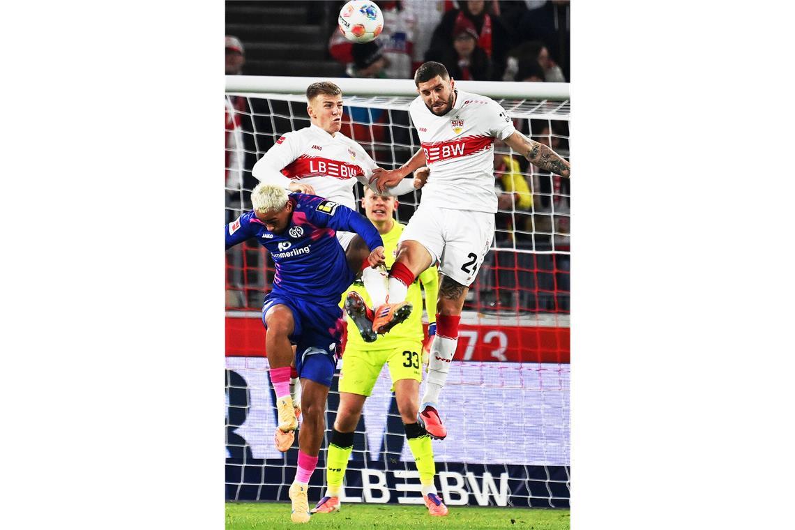 Die Lust am Verteidigen Lufthoheit: die VfB-Profis Jeff Chabot (re.) und Finn Jeltsch (li.)  im Zweikampf mit dem Mainzer Armindo Sieb