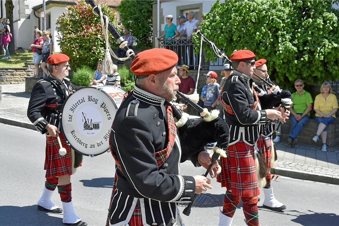 Luftig, schottisch gekleidet. Die 1st Illertal Bag Pipers aus Kirchberg an der I...
