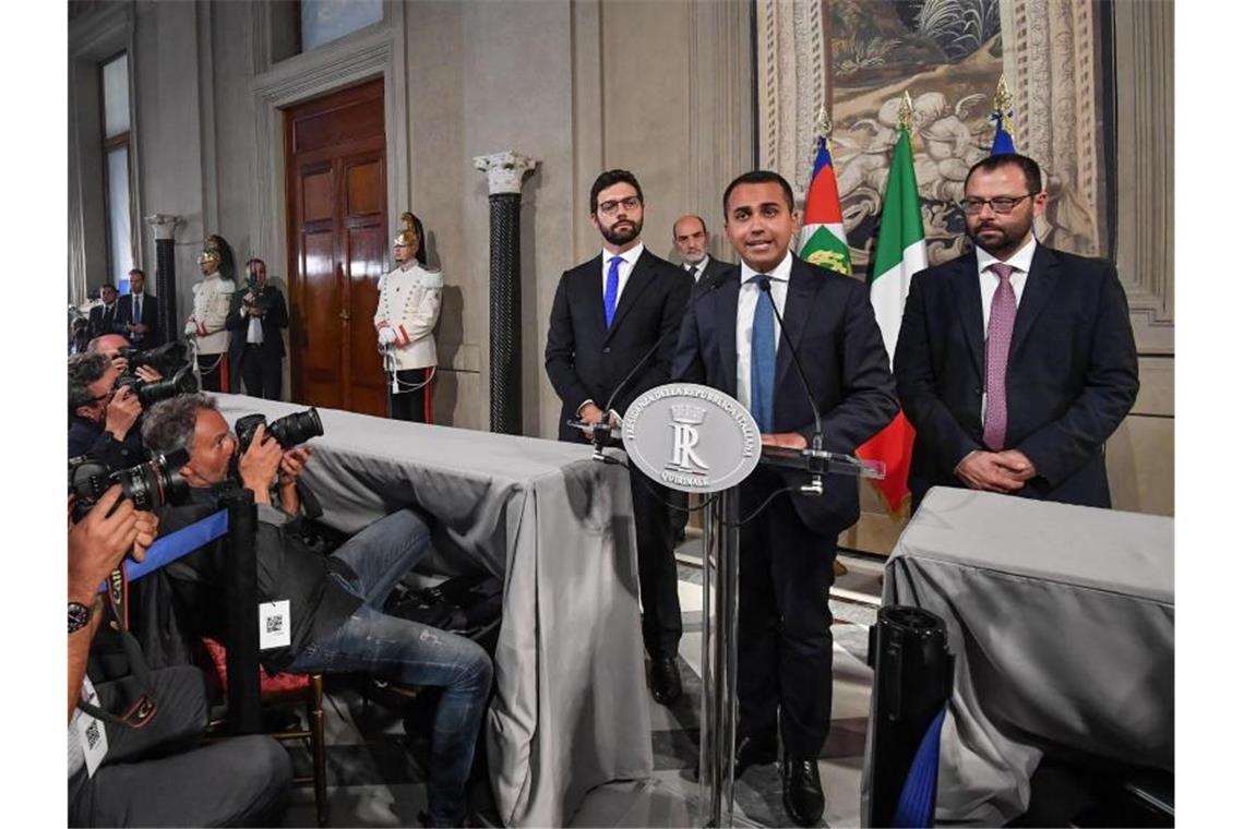 Luigi Di Maio (2.v.r.), Chef der Fünf-Sterne-Bewegung in Italien, nach einem Treffen mit dem italienischen Präsidenten Mattarella. Foto: Alessandro Di Meo/ANSA/AP