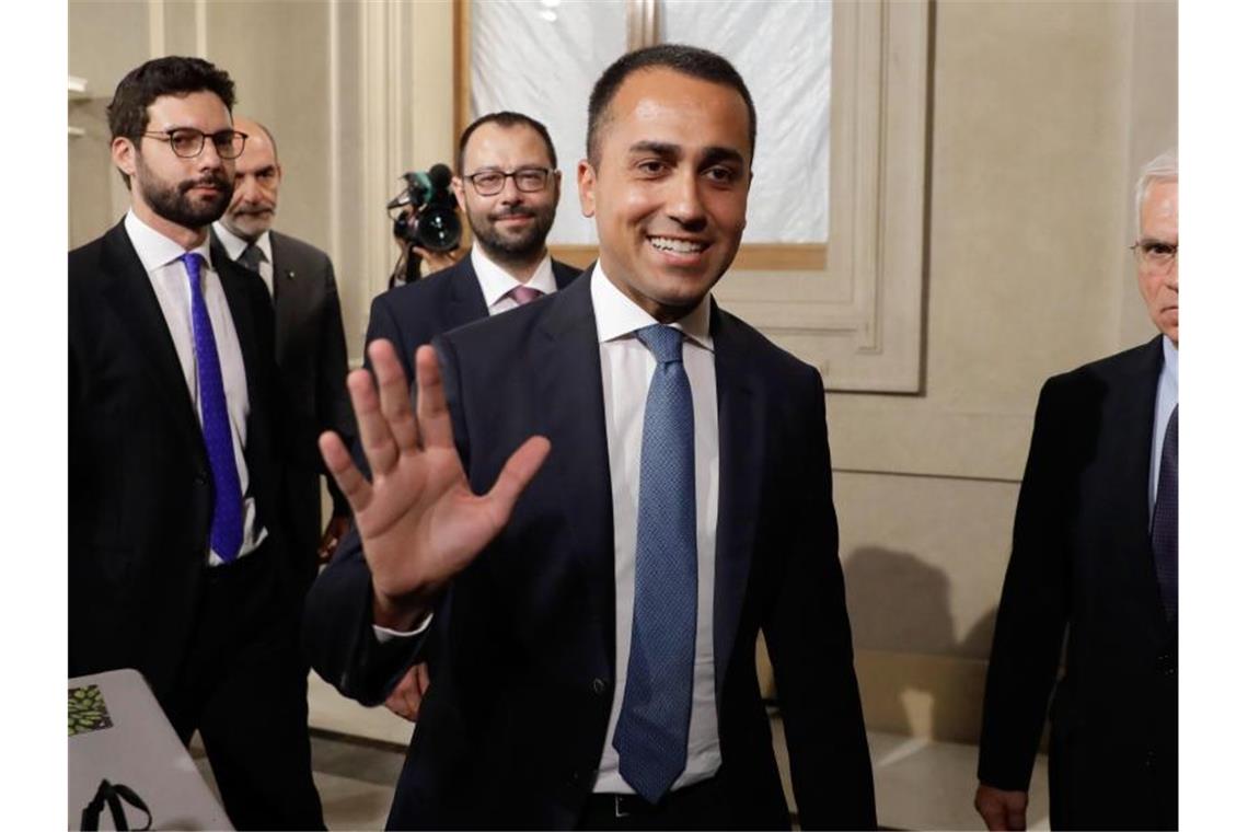 Luigi Di Maio (M,), Chef der Fünf-Sterne-Bewegung in Italien, nach einem Treffen mit dem italienischen Präsidenten Mattarella. Foto: Andrew Medichini/AP