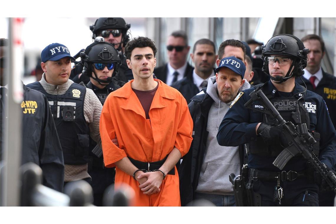 Bilder des Tages Luigi M., Verdächtiger im Zusammenhang mit den tödlichen Schüssen auf den CEO von UnitedHealthcare, wird in New York von der Polizei eskortiert.