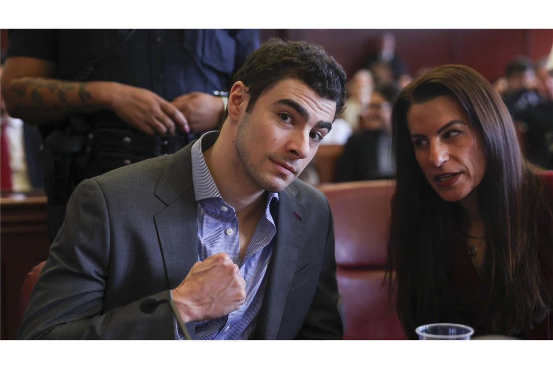 Luigi Mangione (links) war 2024 Gesprächsthema und saß nun wieder vor Gericht.