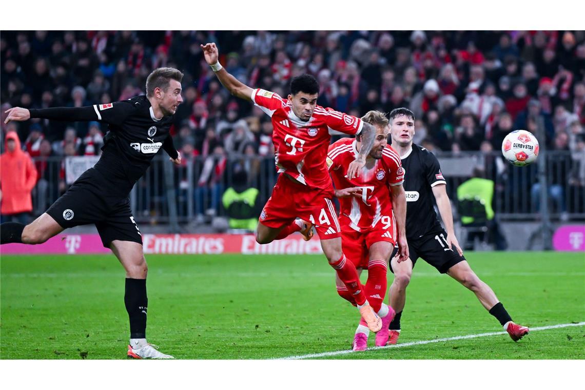 Luis Díaz (2.v.l.) trifft zum 2:1.