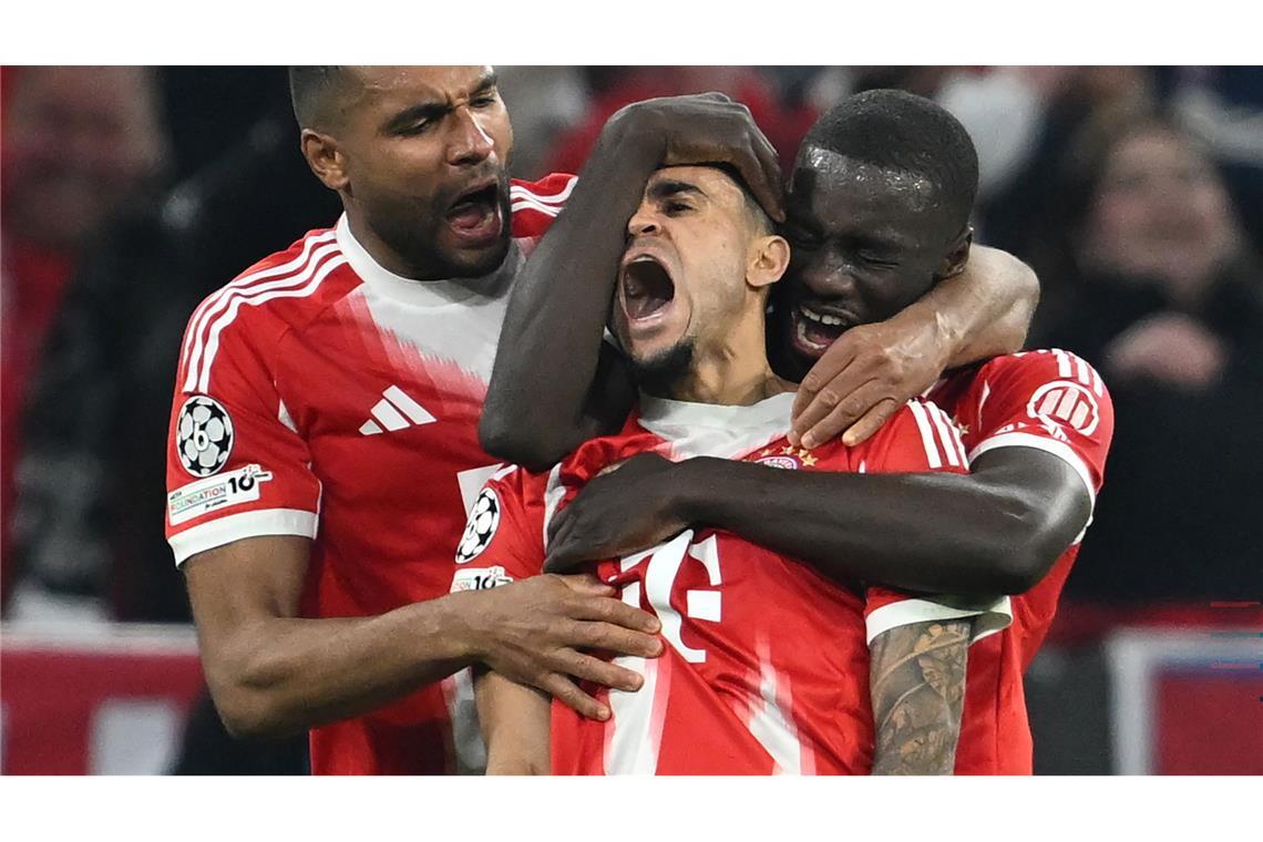 Luis Diaz (M) vom FC Bayern München feiert mit Dayot Upamecano (r,) und Jonathan Tah nach seinem Tor zum 3:3 gegen Real Madrid im Viertelfinale der Champions League.