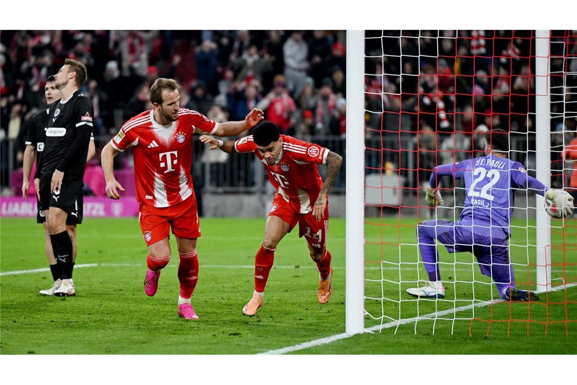 Luis Díaz (M) wird zum Münchner Matchwinner.