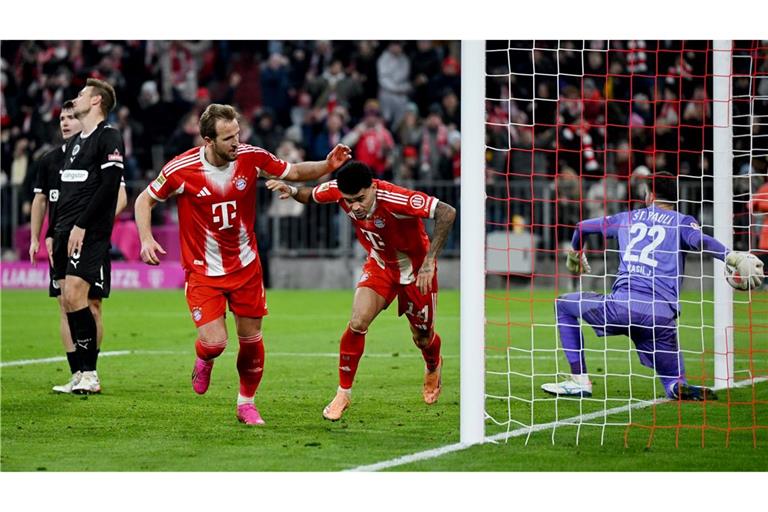 Luis Díaz (M) wird zum Münchner Matchwinner.