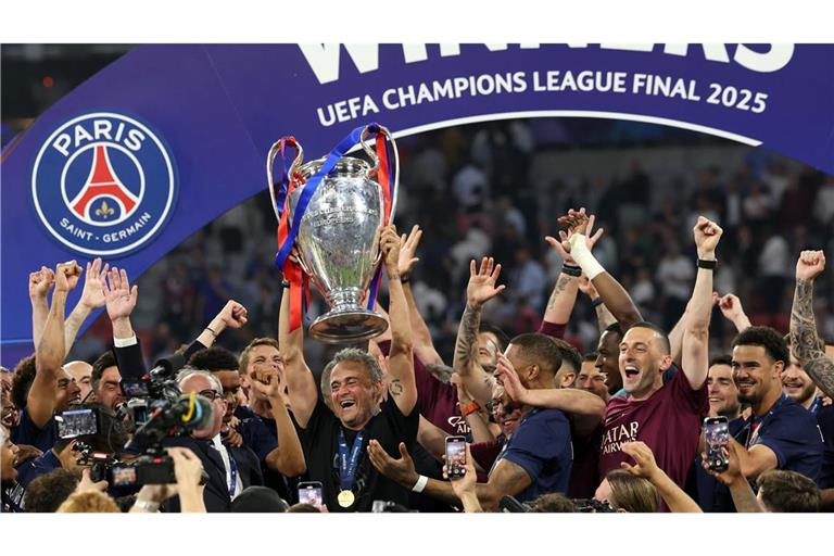 Luis Enrique feiert mit seinem Team den Sieg in der Champions League