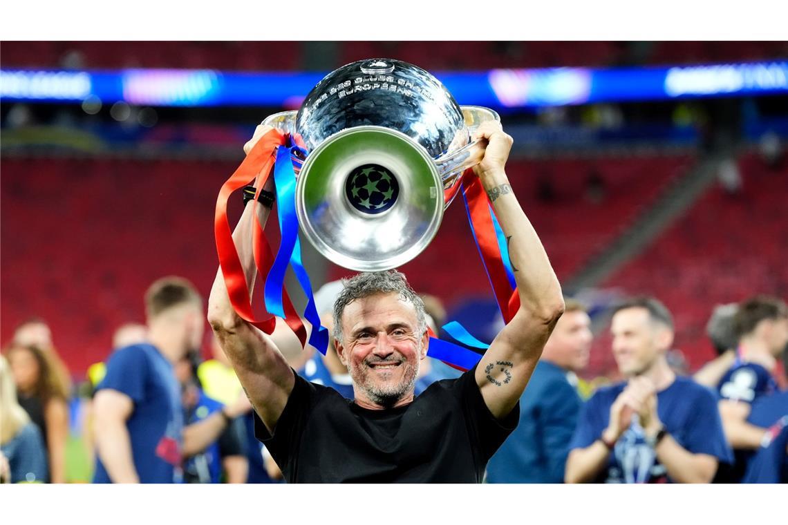 Luis Enrique wollte den Henkelpott gar nicht mehr hergeben.