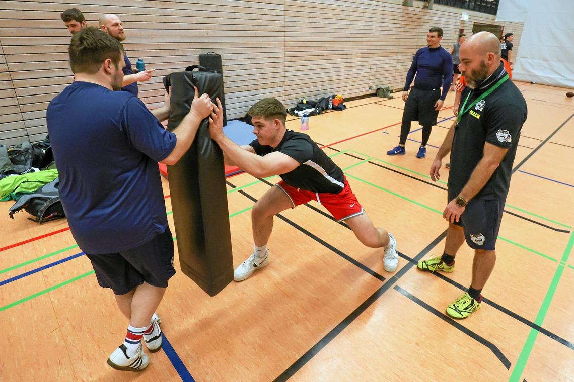 Luis Schöfer hat beim Probetraining der Backnang Wolverines einige Grundlagen im Football ausprobiert. Foto: Alexander Becher