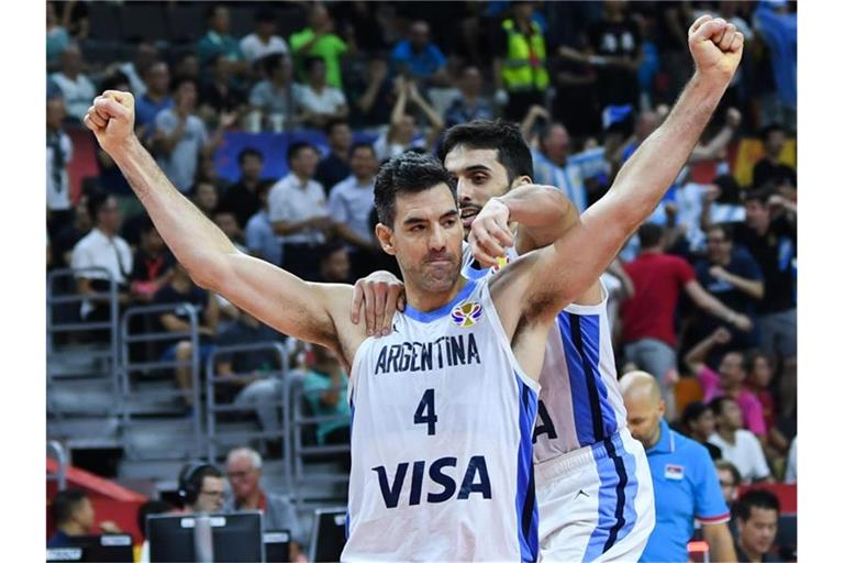 Luis Scola (v.) lässt nach dem Sieg gegen Serbien von Facundo Campazzo feiern. Foto: Deng Hua/XinHua