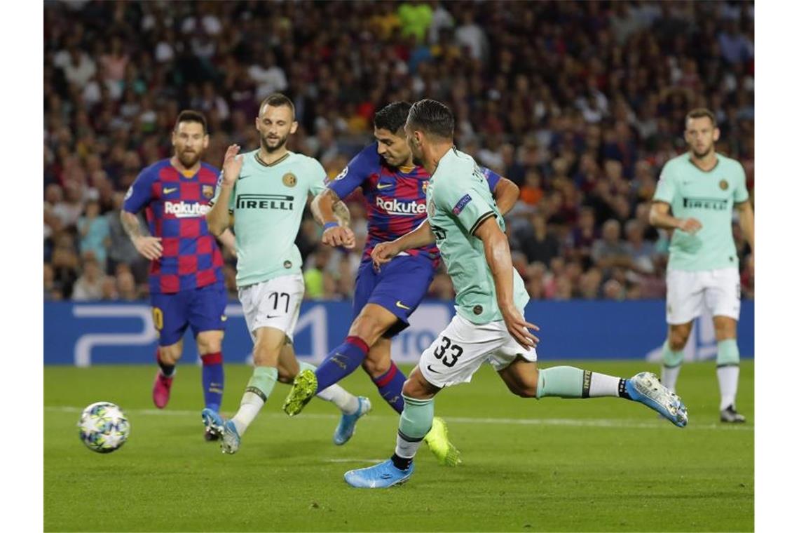 Luis Suarez (M) vom FC Barcelona erzielt das Tor zur 2:1-Führung gegen Inter Mailand. Foto: Emilio Morenatti/AP/dpa