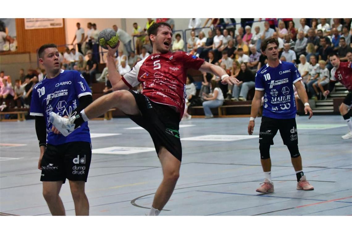 Luis Westner streckt sich, aber die Handballer des TV Oeffingen verlieren knapp.