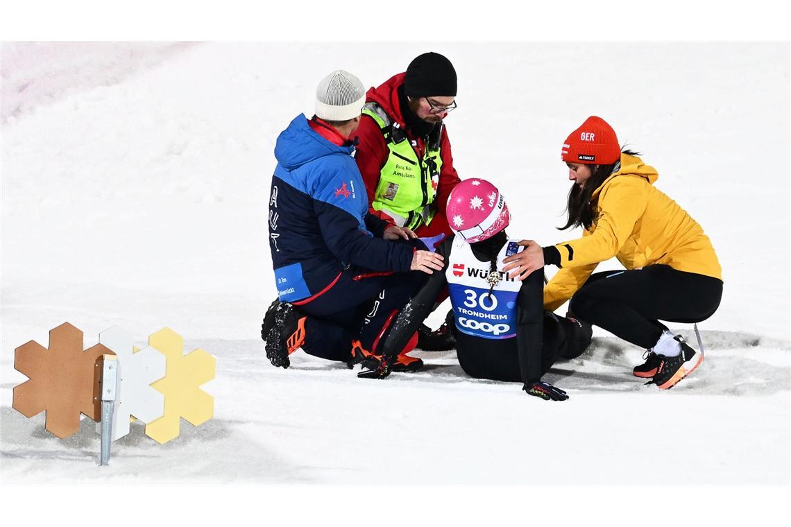 Schwere Knieverletzung: WM für Skispringerin Görlich vorbei Luisa Görlich musste nach ihrem Sprung behandelt werden.