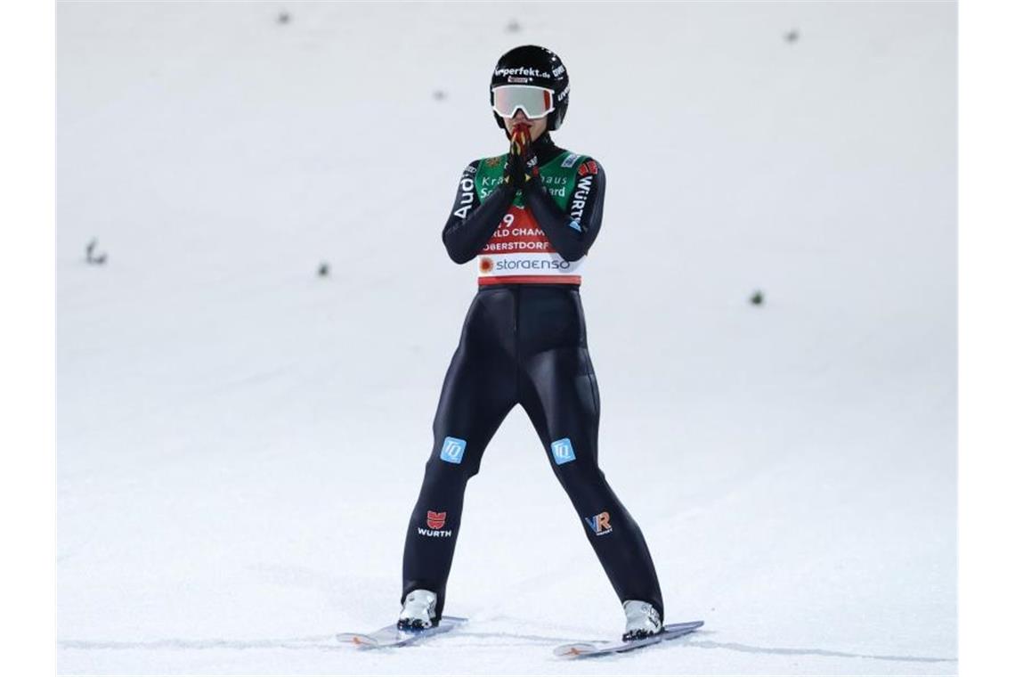 Hängende Köpfe bei WM: Frenzel und Springerinnen enttäuscht Luisa Görlich reagiert nach dem Sprung verhalten. Foto: Daniel Karmann/dpa