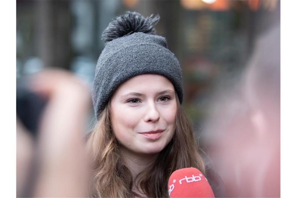 Neubauer an Siemens: Wissenschaftler für Aufsichts-Posten Luisa Neubauer beantwortet nach einem Gespräch mit Siemens-Chef Kaeser Fragen von Journalisten. Foto: Soeren Stache/dpa-Zentralbild/dpa