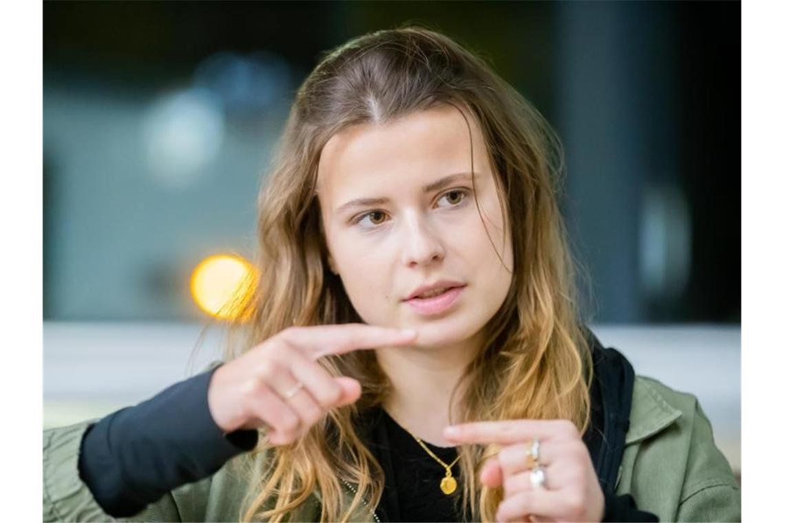 Luisa Neubauer, Klimaaktivistin, spricht nach einem Treffen des ehemaligen US-Präsidenten Obama mit Klimaaktivistinnen und -aktivisten. Foto: Christoph Soeder/dpa