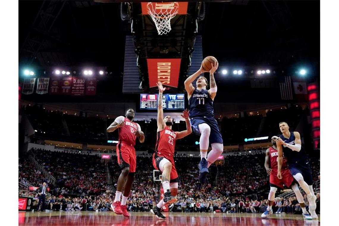 Luka Doncic (3.v.l) führte die Mavericks zum Auswärtssieg. Foto: David J. Phillip/AP/dpa