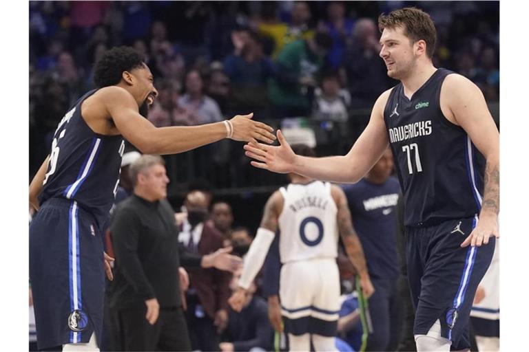 Luka Doncic (77) von Dallas feiert mit Mavericks-Teamkollege Spencer Dinwiddie (26). Foto: Lm Otero/AP/dpa
