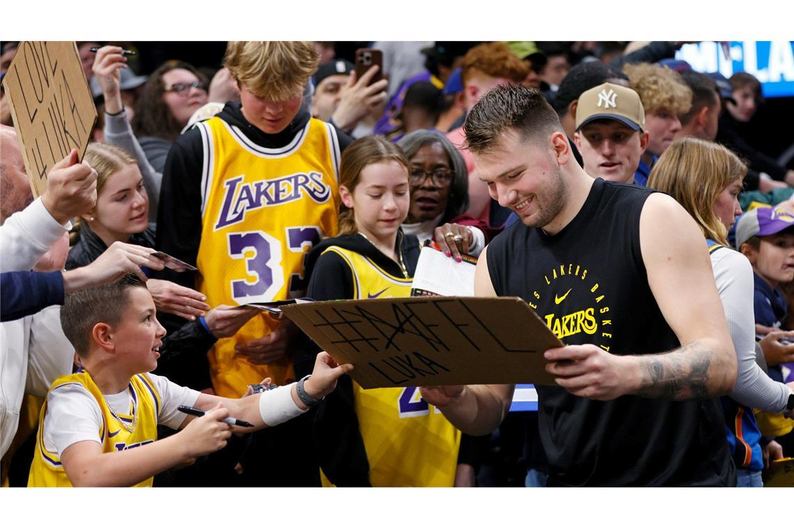 Medien: Doncic bleibt für 165 Millionen Dollar bei Lakers Luka Doncic dankt den Fans für ihre Unterstützung.