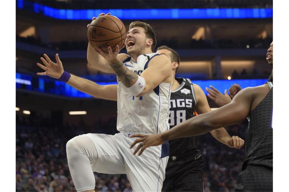 NBA: Doncic glänzt bei den Mavericks Luka Doncic (l) spielte überragend. Foto: Randall Benton/AP/dpa