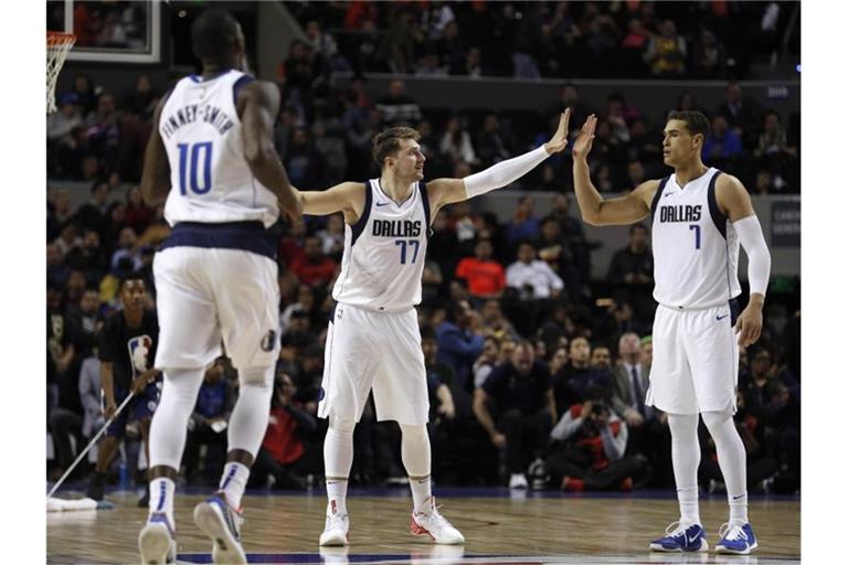 Luka Doncic (M.) stand bei den Dallas Mavericks mal wieder im Mittelpunkt. Foto: Rebecca Blackwell/AP/dpa