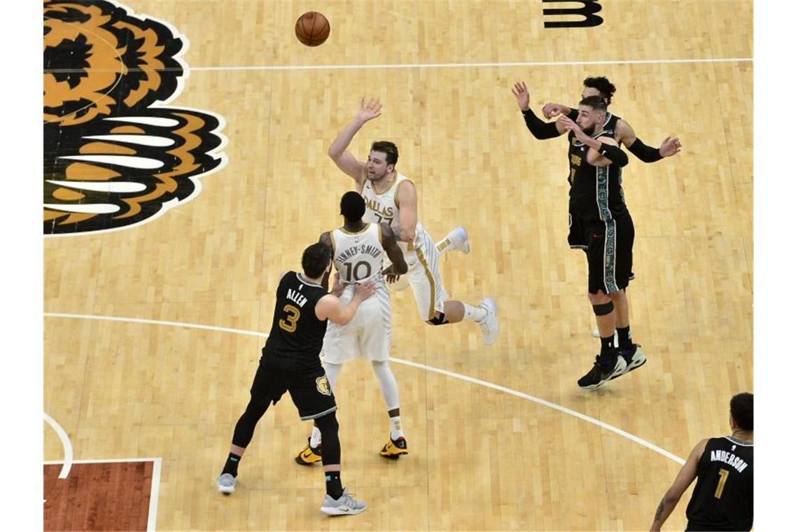 Luka Doncic (M.) von den Dallas Mavericks trifft den spielentscheidenden Wurf. Foto: Brandon Dill/AP/dpa