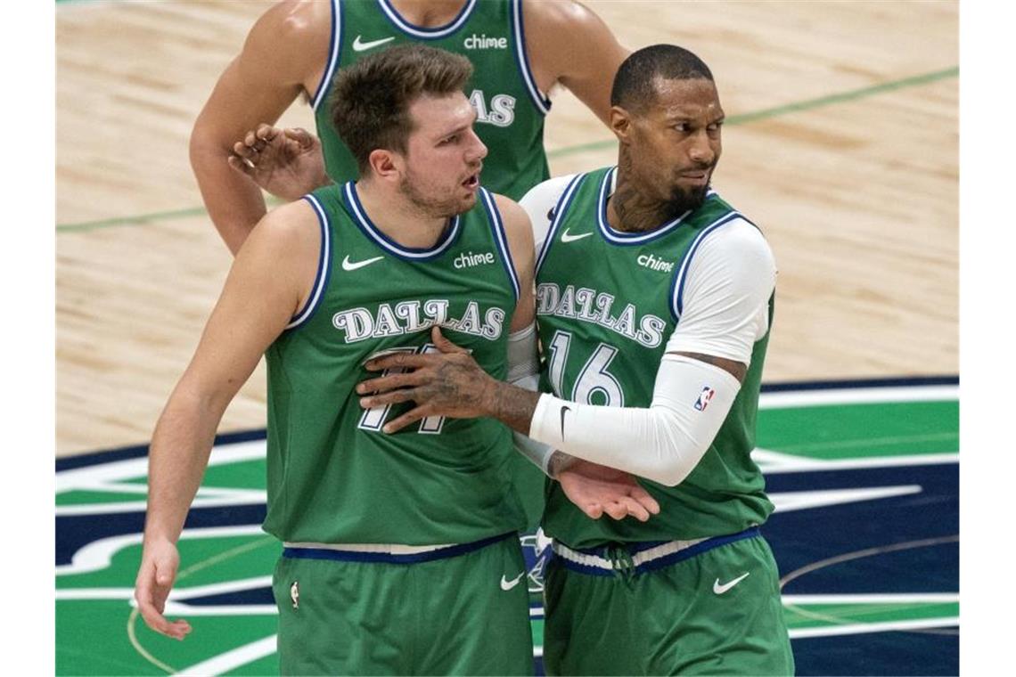 Starke Wagner-Leistung reicht Wizards nicht zum Sieg Luka Doncic (M) von den Dallas Mavericks wird von James Johnson (r) zurückgehalten, während er sich mit den Schiedsrichtern streitet. Foto: Jeffrey Mcwhorter/AP/dpa