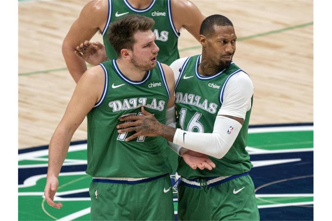 Luka Doncic (M) von den Dallas Mavericks wird von James Johnson (r) zurückgehalten, während er sich mit den Schiedsrichtern streitet. Foto: Jeffrey Mcwhorter/AP/dpa