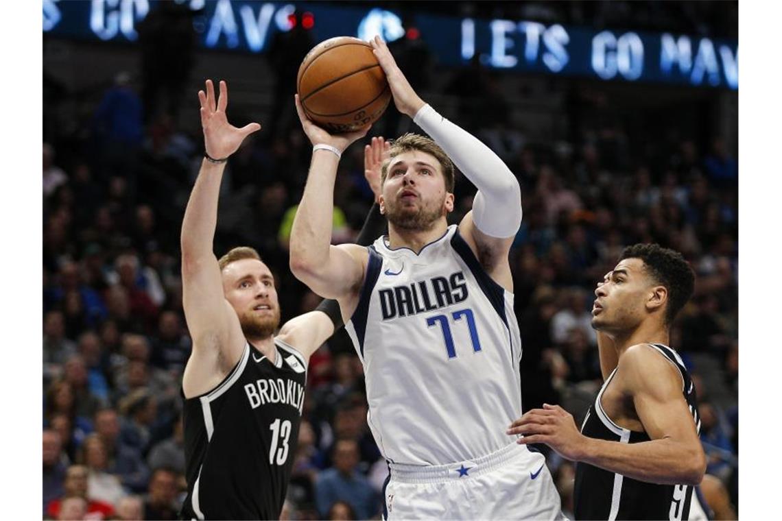 Neuer Saisonbestwert für Kleber bei Mavericks-Sieg Luka Doncic (M/77) von den Mavs kommt zu einem Wurf gegen Dzanan Musa (13) und Timothe Luwawu-Cabarrot (9) von den Brooklyn Nets. Foto: Brandon Wade/FR168019 AP/dpa