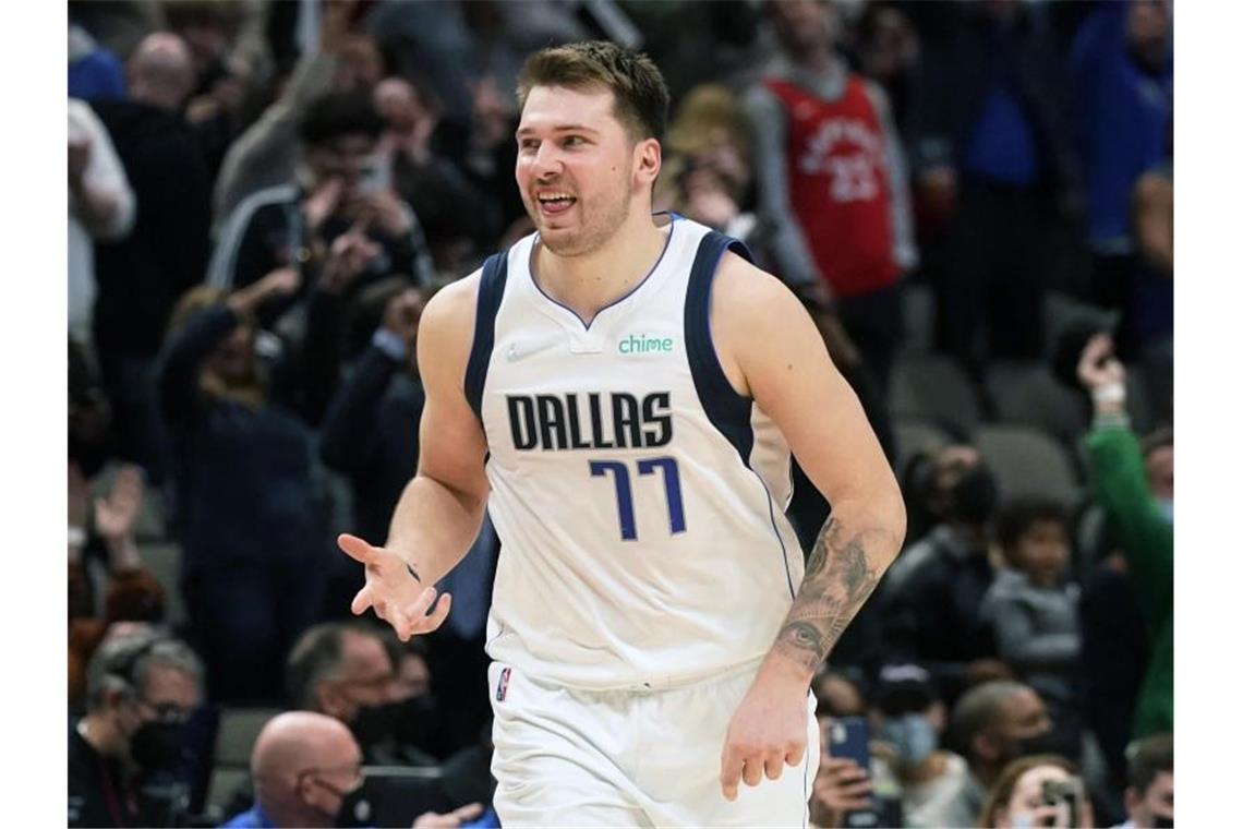 Doncic führt Dallas nach Korbtausch zu Sieg gegen 76ers Luka Doncic von den Dallas Mavericks reagiert während des Spiels. Foto: Lm Otero/AP/dpa