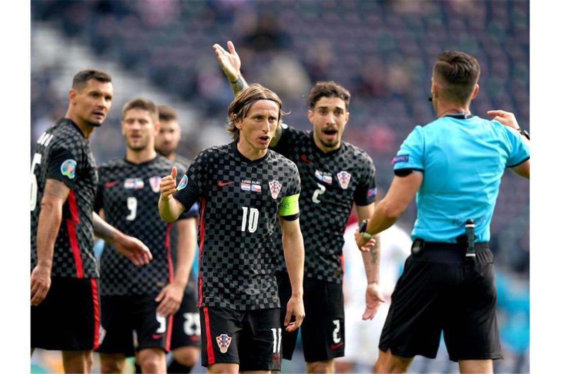 Kroatien nach Remis gegen Tschechien unter Druck Luka Modric (M) und seine kroatischen Mitspieler reden auf Schiedsrichter Carlos del Cerro Grande (r) ein. Foto: Andrew Milligan/PA Wire/dpa