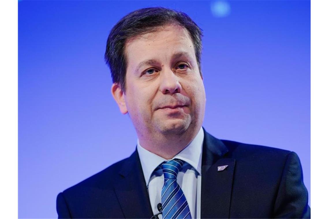SAP: Softwarebranche bei Klimaschutz in der Pflicht Luka Mucic sitzt bei einer Bilanzpressekonferenzauf der Bühne. Foto: Uwe Anspach/dpa/Archivbild