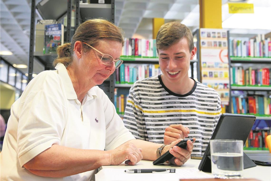 Keine Angst vor dem Smartphone Lukas Anders gibt Evelyne Max Tipps für den Umgang mit dem Smartphone. Foto: A. Becher