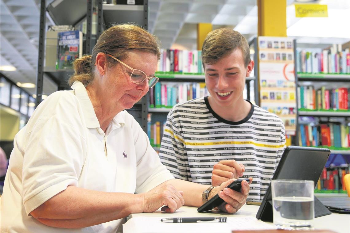 Lukas Anders gibt Evelyne Max Tipps für den Umgang mit dem Smartphone. Foto: A. Becher