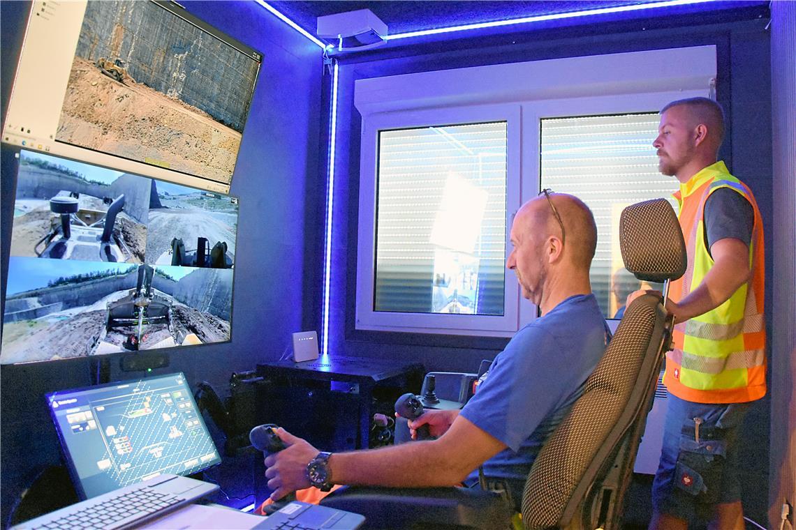 Homeoffice im Steinbruch Zwingelhausen Lukas Bay und Klaus Bohn (sitzend) in der digitalen Schaltzentrale. Das neue CAT-Command-System erinnert an Spielkonsolen, bringt aber echte Vorteile für Unternehmen und Mitarbeiter. Fotos: Tobias Sellmaier