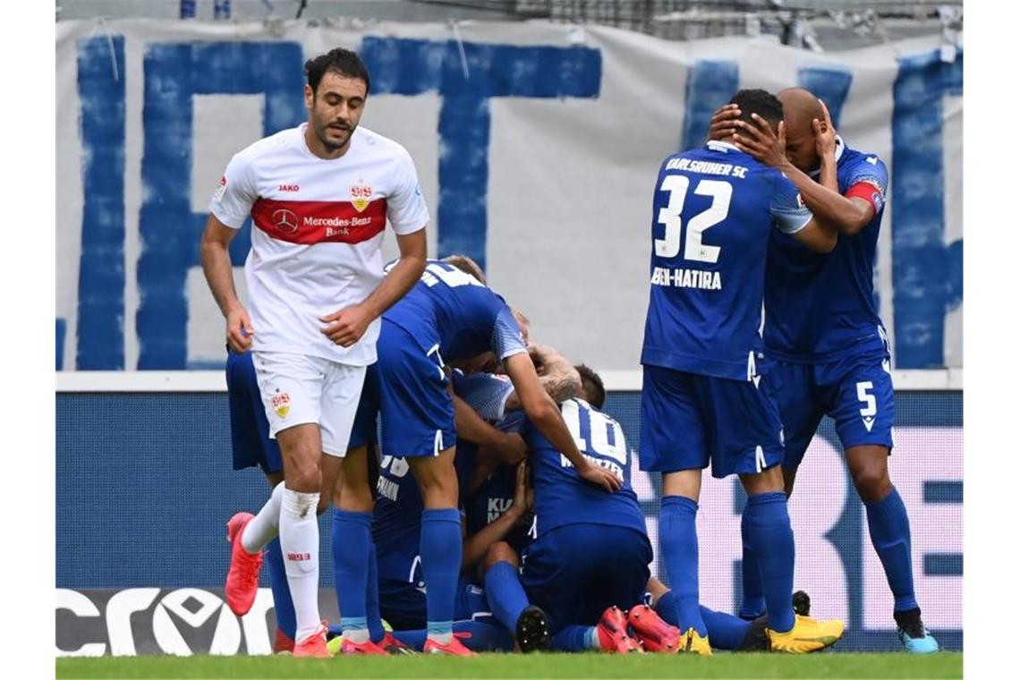 Lukas Fröde (M) schoss den KSC zum Derby-Sieg gegen den VfB Stuttgart. Foto: Uli Deck/dpa-pool/dpa