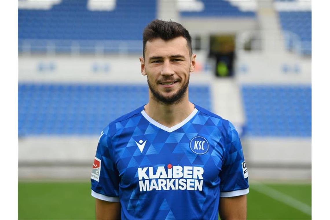 Lukas Fröde vom Karlsruher SC steht am Spielfeldrand. Foto: Uli Deck/dpa/Archivbild