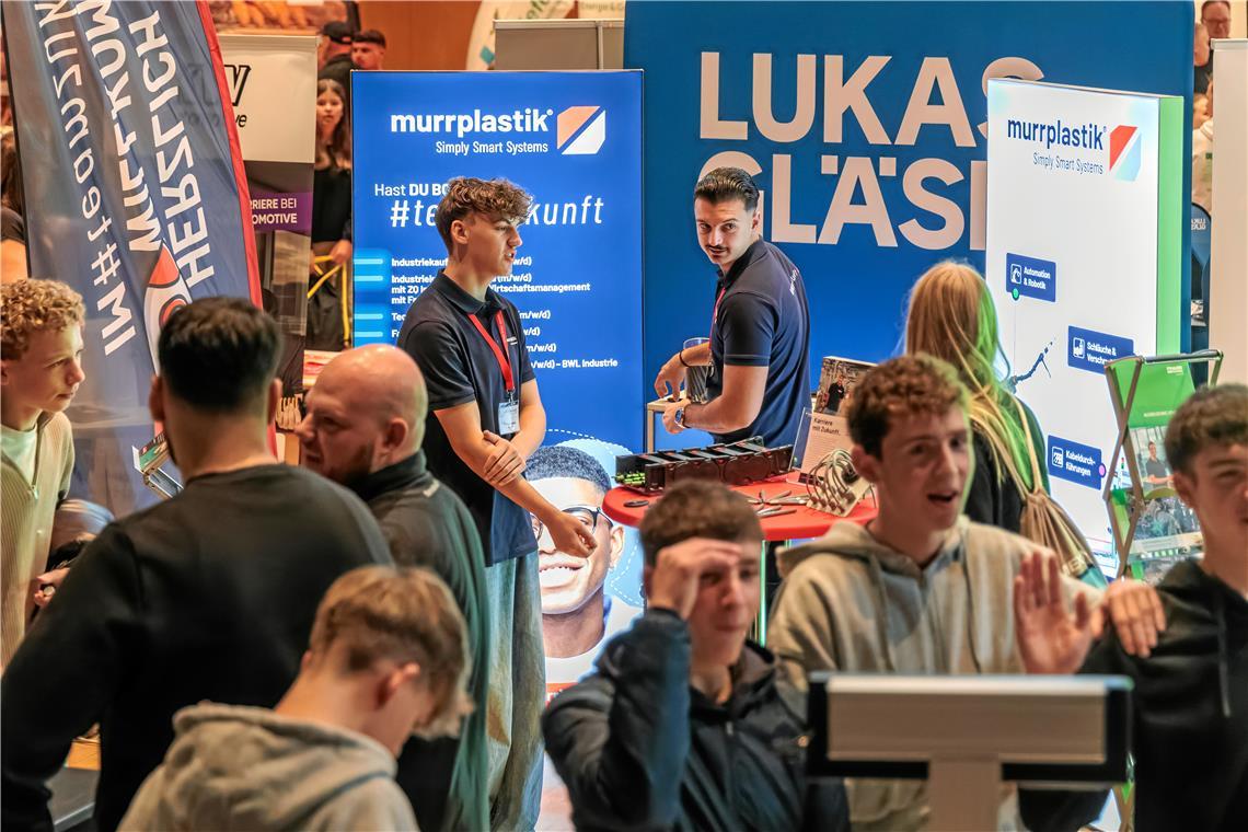 Jobday in Murrhardt bringt Firmen und Jugend zusammen Lukas Gläser kann als Bauunternehmen auch mit einer Viertagewoche punkten. Fotos: Stefan Bossow