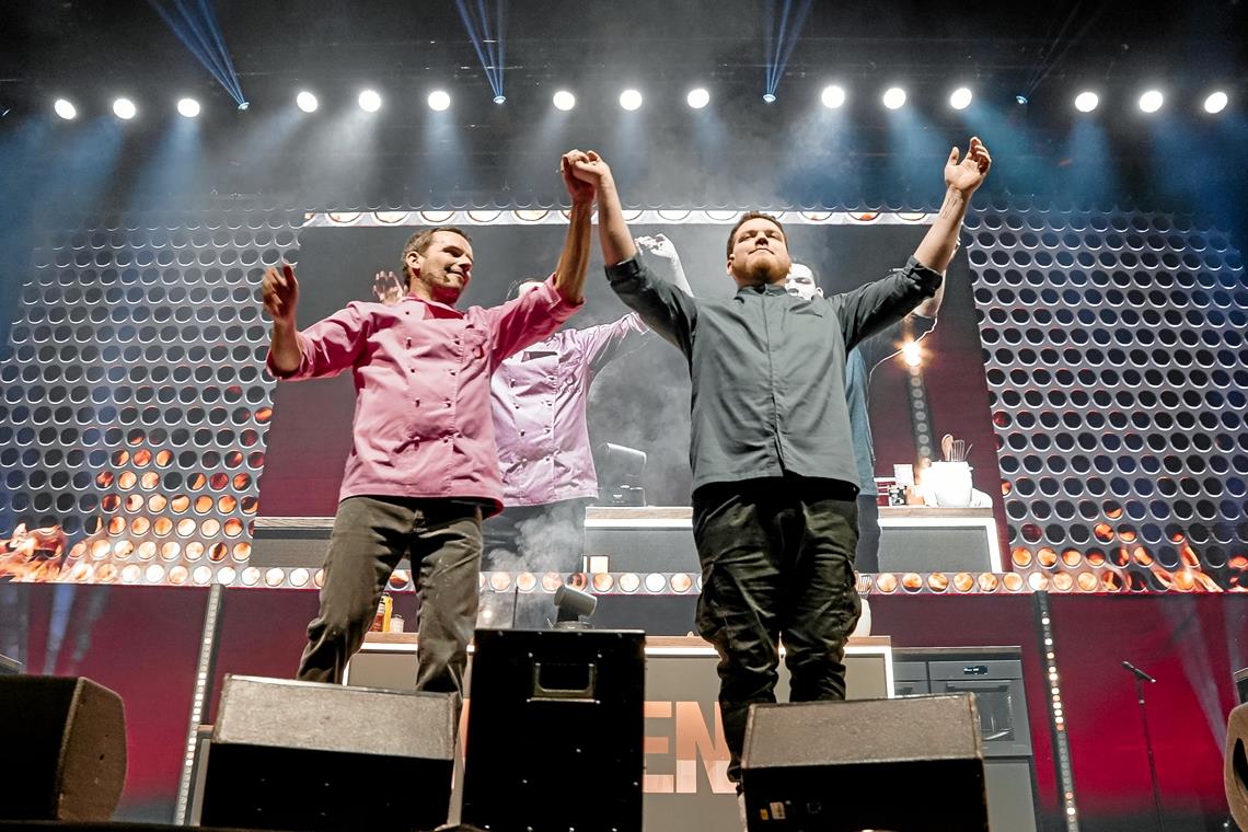 Ein Backnanger auf der Bühne am Herd Lukas Haag (rechts) stand mehrmals zusammen mit Steffen Henssler auf der Bühne.Foto: Jonathan Bittner