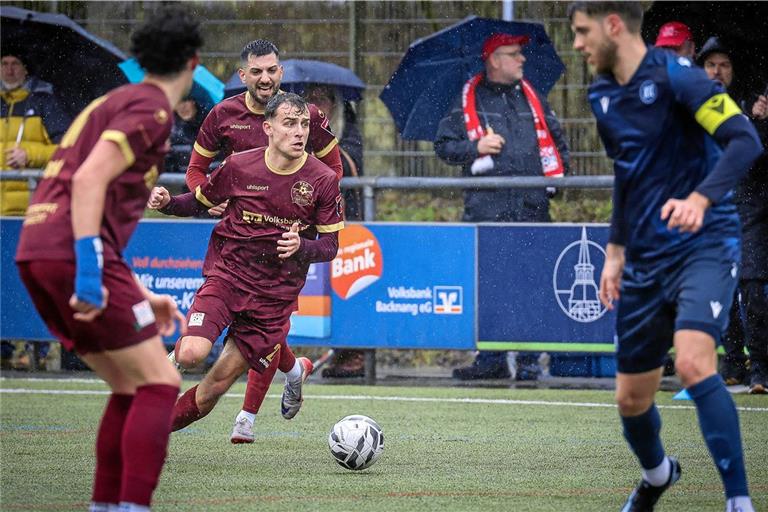 Lukas Hornek (am Ball) hat in der ersten Hälfte die beiden besten TSG-Torchencen gehabt, danach ging kaum noch was. Foto: Alexander Becher