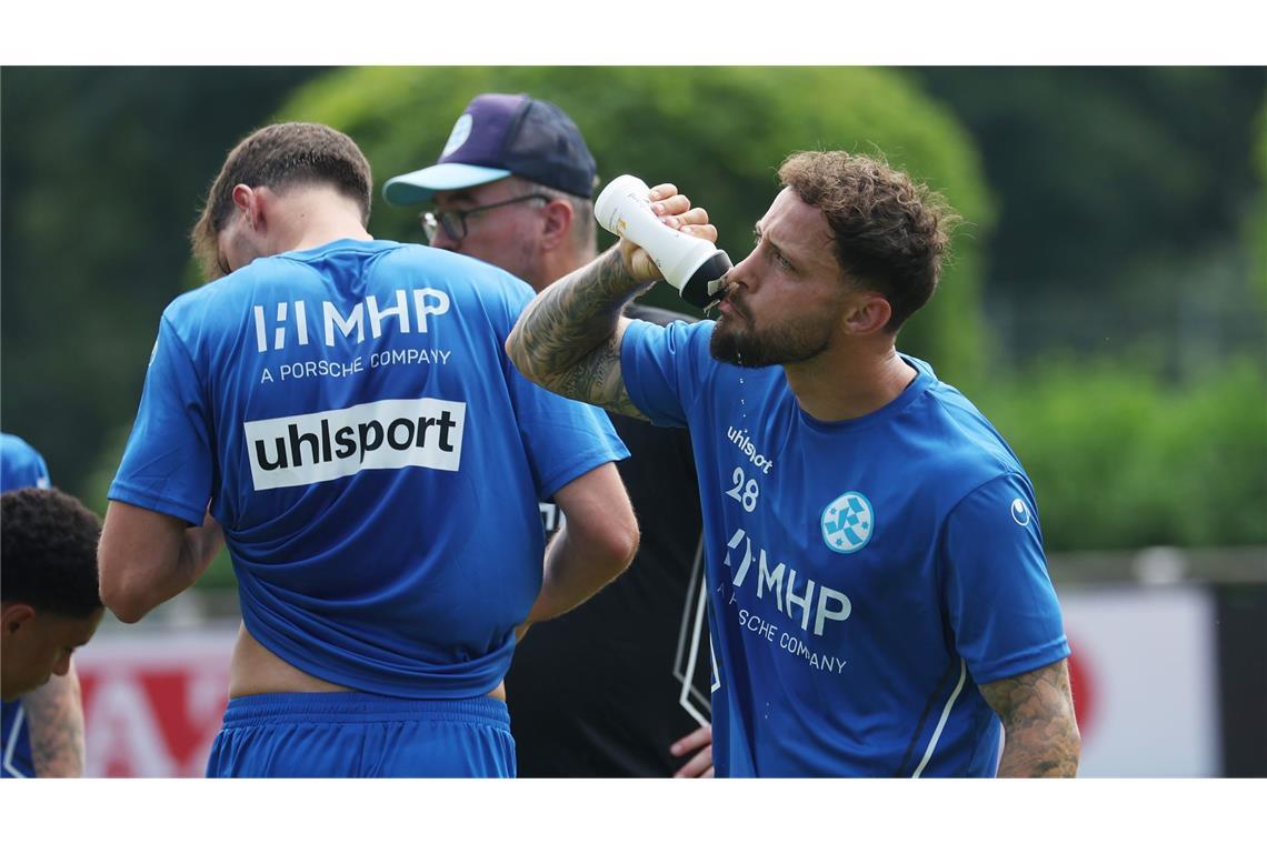 Lukas Kiefer erfrischt sich.