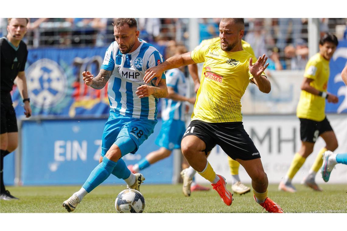 Mit Schwung ins letzte Spiel des Jahres Lukas Kiefer (li.) gegen Ex-Kickers-Spieler Ivo Colic: Das umkämpfte Hinspiel gegen Villingen endete 1:0 für die Blauen.