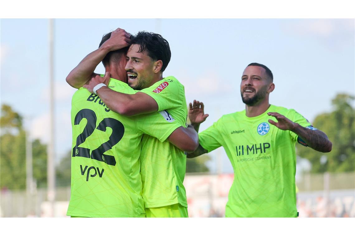 Dank Blitzstart in die dritte Runde Lukas Kiefer (re.) und Flamur Berisha beglückwünschen David Braig zu seinem Tor zur frühen 1:0-Führung in Göppingen.