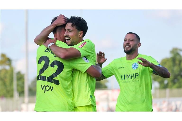 Lukas Kiefer (re.) und Flamur Berisha beglückwünschen David Braig zu seinem Tor zur  frühen 1:0-Führung in Göppingen.