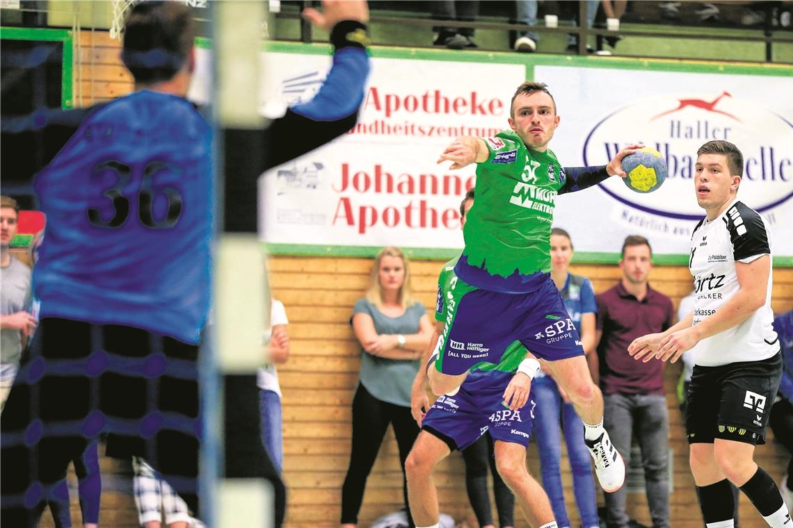 HCOB freut sich auf ein Saisonhighlight Lukas Köder (beim Wurf) will mit dem HC Oppenweiler/Backnang das Heimspiel siegreich gestalten. Foto: A. Becher