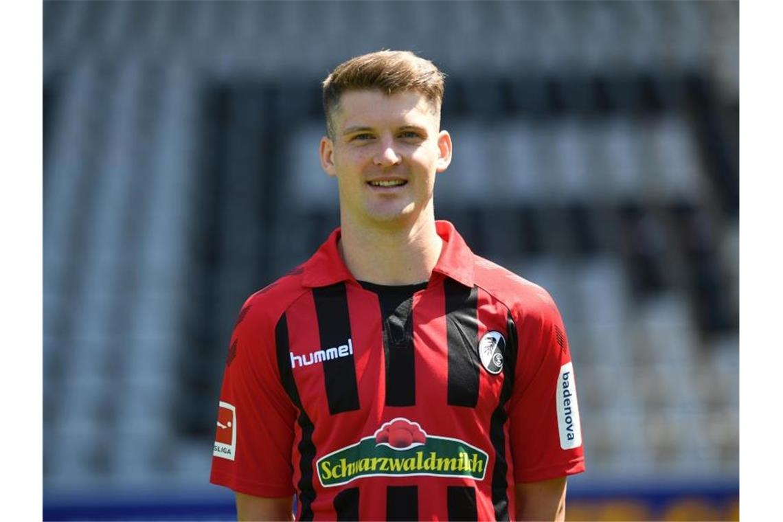 Kübler: Über Sieg reden ja, über die Champions League nein Lukas Kübler beim offiziellen Fotoshooting vom SC Freiburg. Foto: Patrick Seeger/dpa