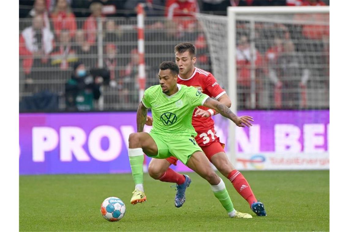 Lukas Nmecha (v) soll für Wolfsburg die Tore schießen. Foto: Matthias Koch/dpa