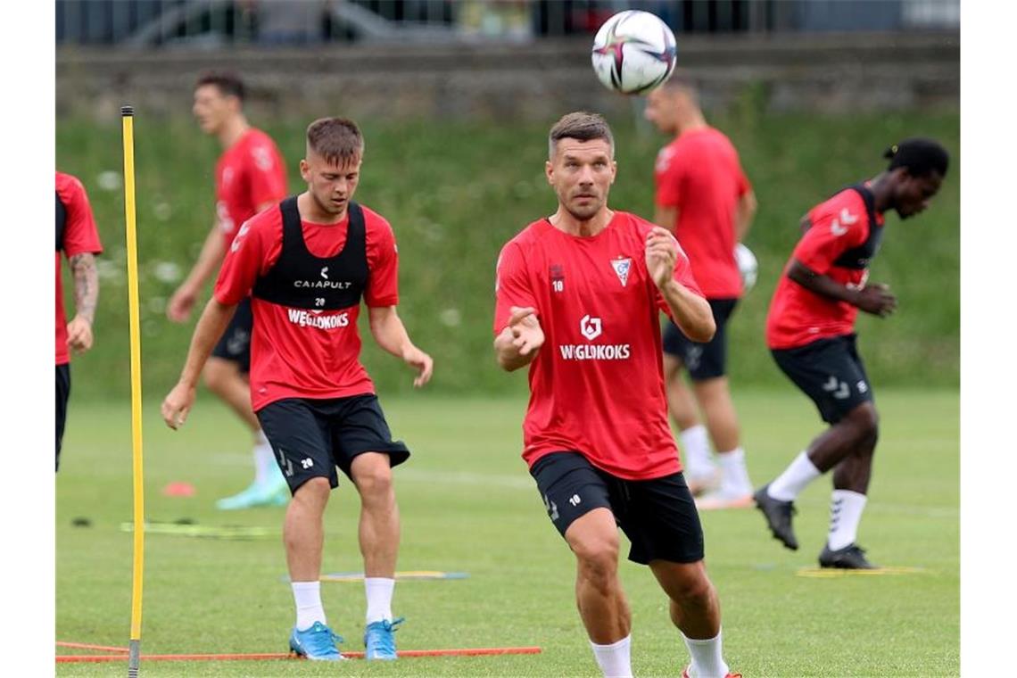 Lukas Podolski spielt jetzt für den polnischen Erstligisten Gornik Zabrze. Foto: Andrzej Grygiel/PAP/dpa