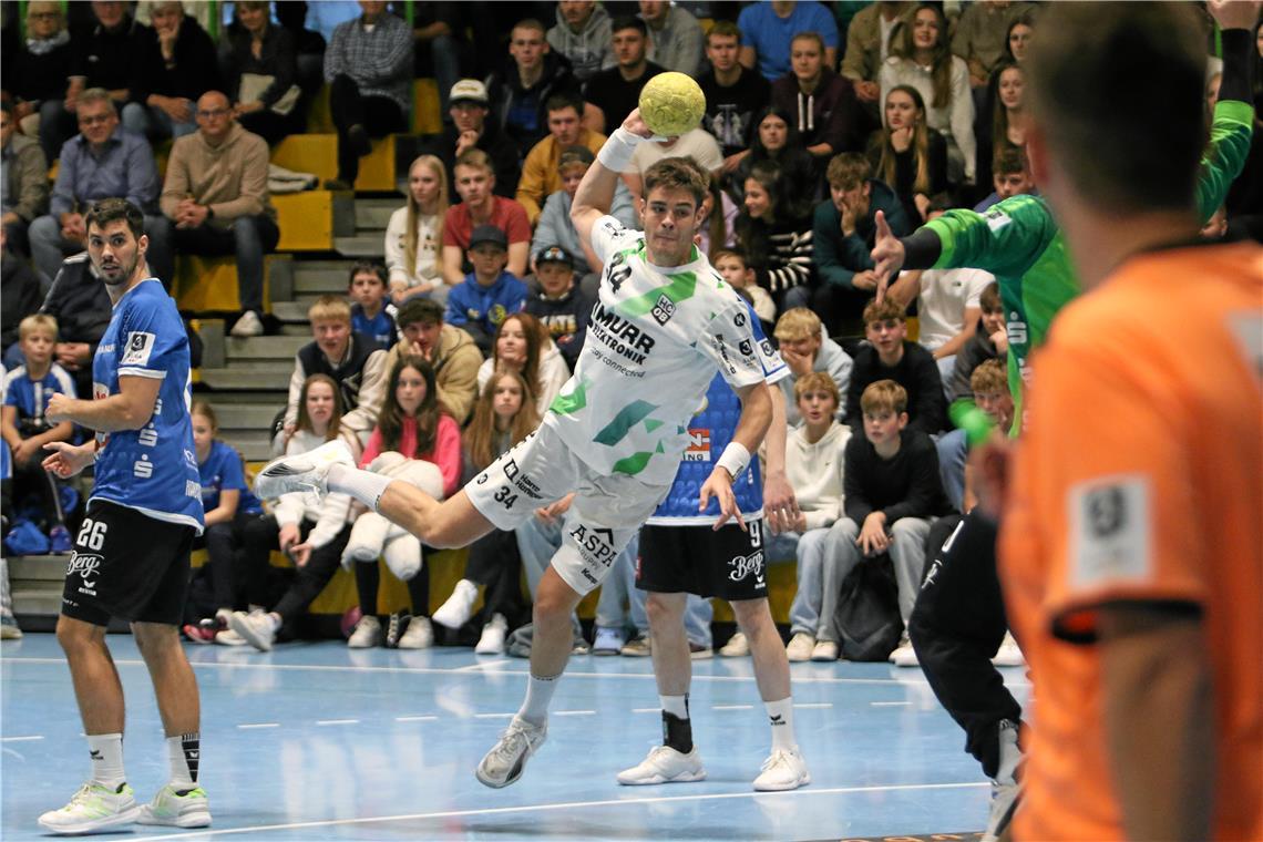 Aufholjagd des HC Oppenweiler/Backnang reicht nicht mehr zum Punktgewinn Lukas Rauh (beim Wurf) erzielt zwei Tore für den HCOB. Sein Team unterliegt am Ende jedoch knapp. Foto: Alexander Hornauer
